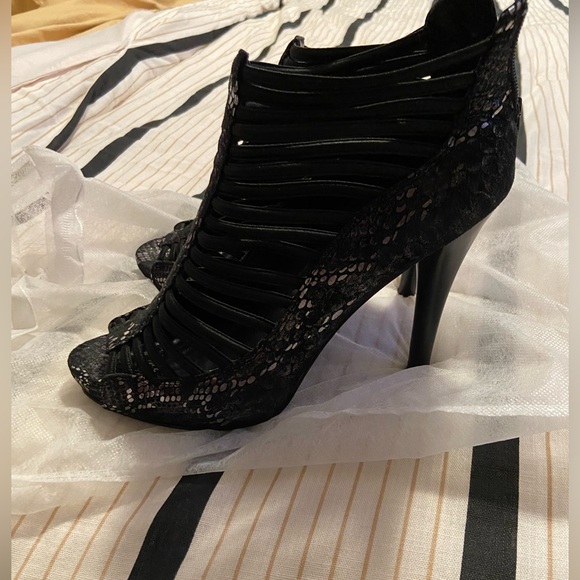 Open toe heeled sandals - Picture 2 of 9